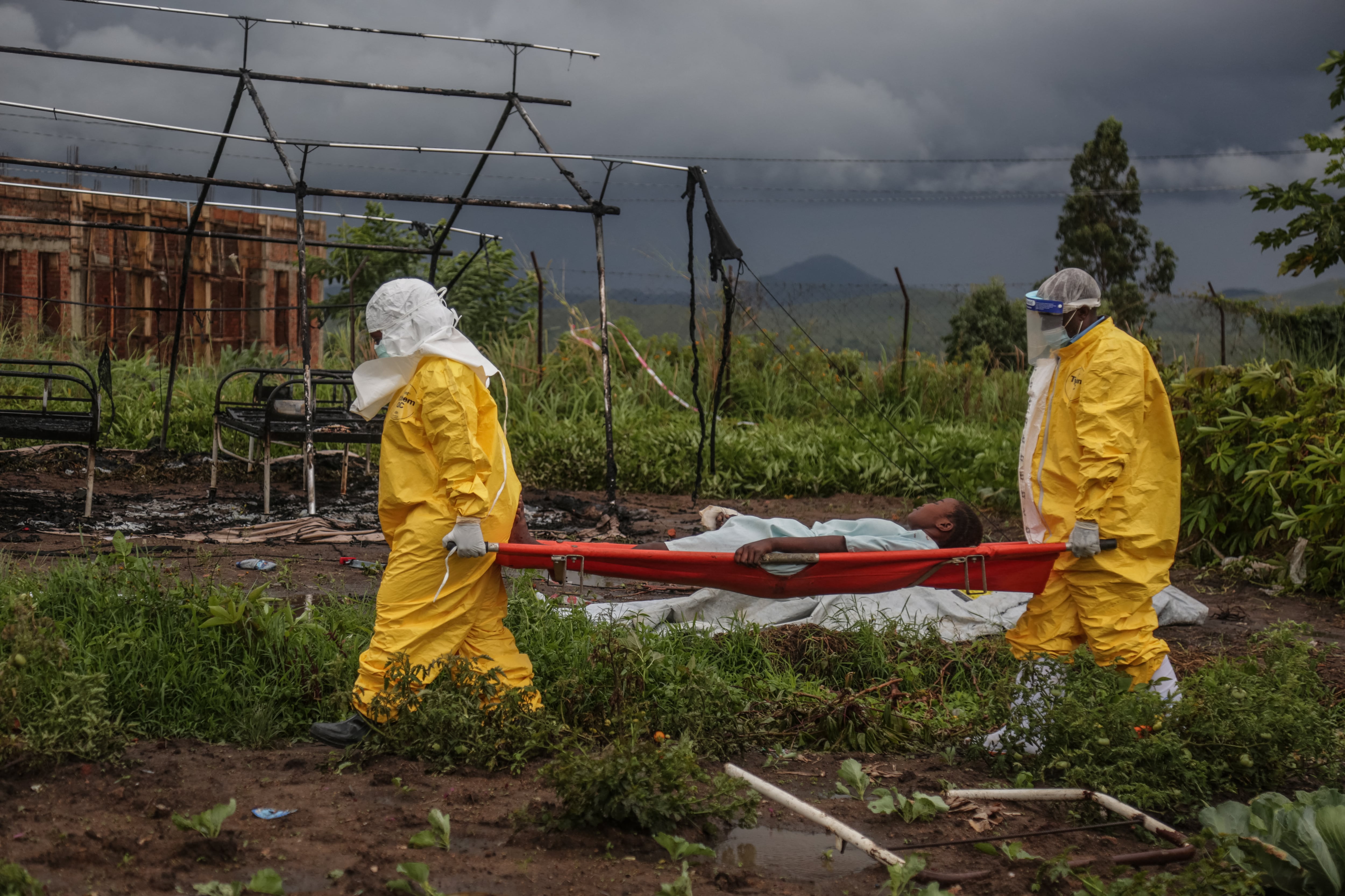 El organismo sanitario advirtió que la epidemia causada por la cepa Bundibugyo avanza rápidamente en medio de inseguridad, desconfianza y falta de vacunas aprobadas. (Seros MUYISA / AFP).
