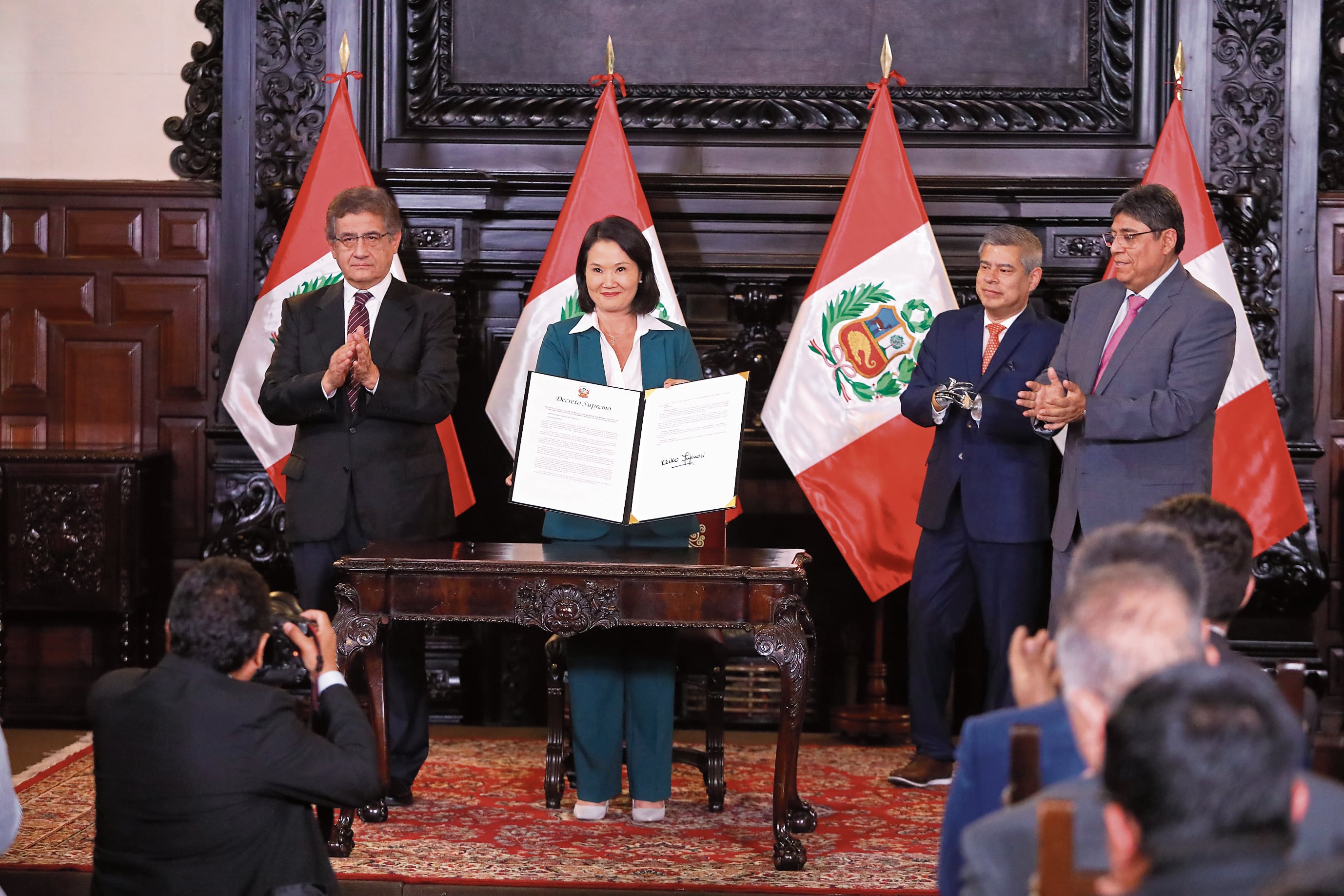 Keiko Fujimori muestra decreto que dispone el aumento del sueldo mínimo a S/1230.