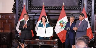 Keiko Fujimori muestra decreto que dispone el aumento del sueldo mínimo a S/1230.