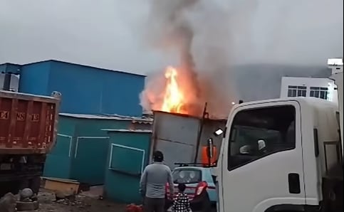 Arequipa: incendio en vivienda precaria de Secocha moviliza a vecinos