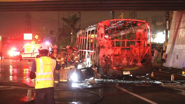 El Agustino: siete pasajeros heridos deja incendio de bus en vía Evitamiento | VIDEO