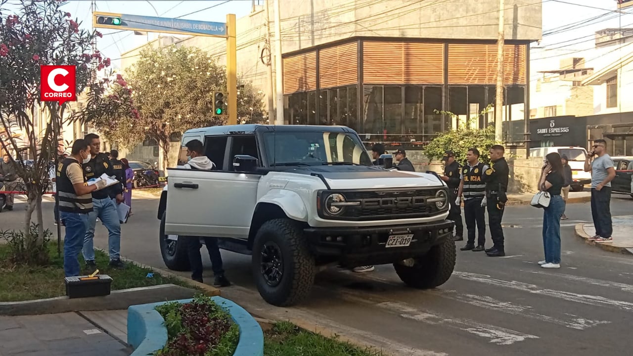 Dos hombres y dos mujeres fueron encontrados sin vida dentro de una camioneta durante la madrugada de este domingo 30 de agosto. (Imágenes: Wilson Fernández/Correo La Libertad)