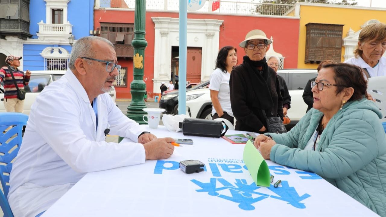 José Luis Fernández Sosaya, coordinador departamental del Centro de Medicina Complementaria de la Red Asistencial La Libertad, participó en la cumbre Mundial en Gandhinagar.