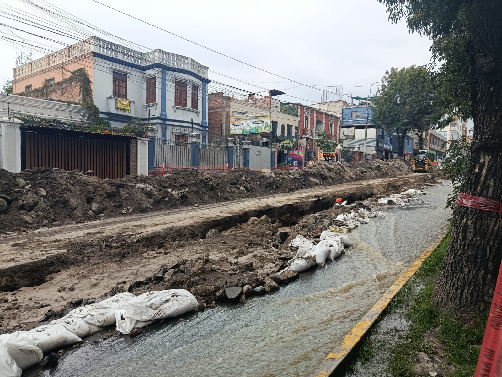 Cambio de tubería no termina en la Av. Goyeneche y congestión vehicular se agrava en el Cercado de Arequipa (Foto: Jeamilett Chirinos)