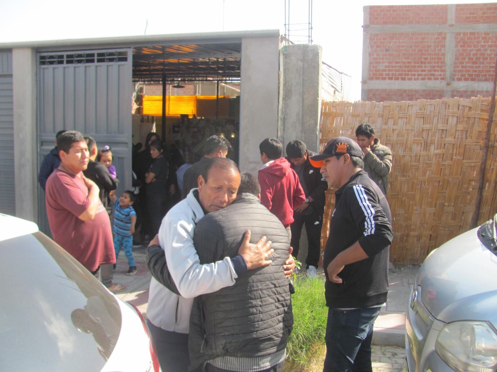 “¿Por qué? ¿Por qué?...”, se preguntaron los familiares por la muerte de Verónica Mamani Chana (39). (Foto: GEC)