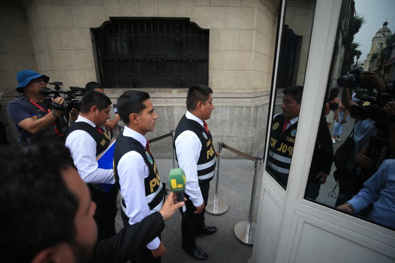 Equipo del Ministerio Público y agentes de la Policía contra la Corrupción ingresaron a la sede del Ejecutivo para solicitar documentación vinculada a reuniones y presuntas irregularidades. Foto: Cesar Bueno @photo.gec