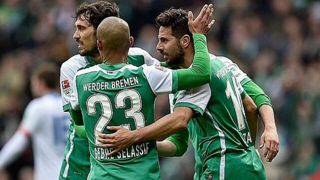 Claudio Pizarro anotó en goleada del Werder Bremen que se aleja del descenso