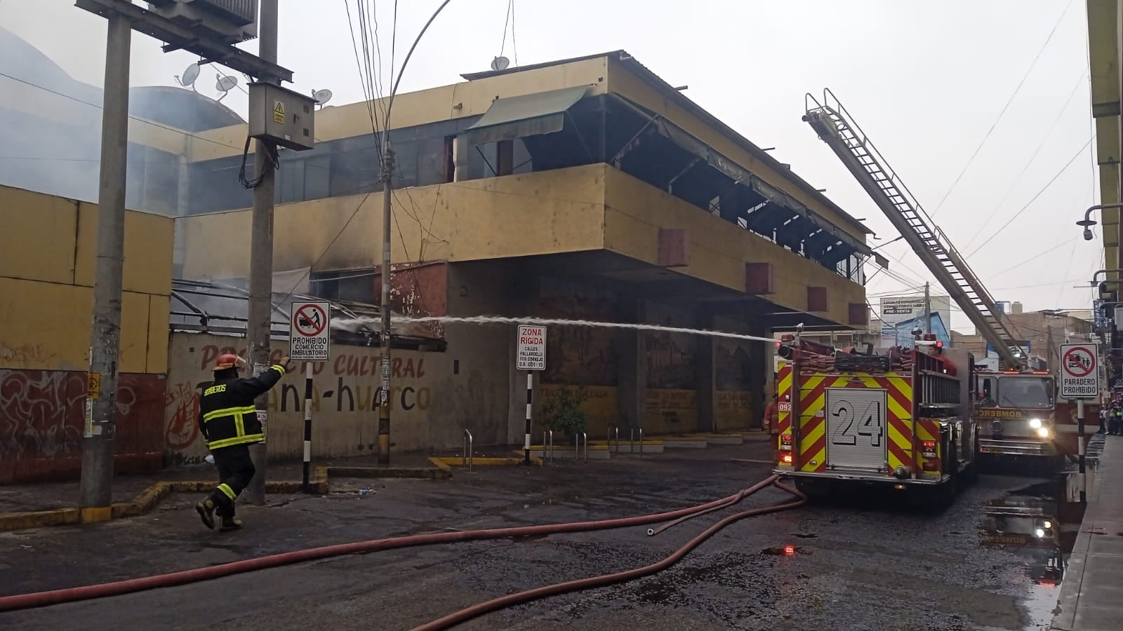 Llamas afectaron zona conocida como La Rampa frente a la avenida Bolognesi. (Foto: Correo)