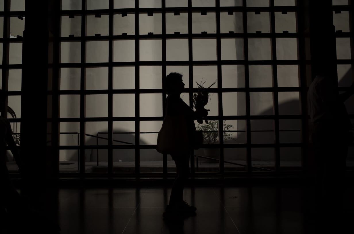 Feligresa ora en Domingo de Ramos. (Foto: Anthony Niño de Guzmán/ @photo.gec)