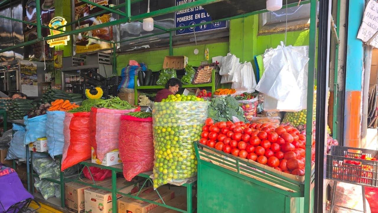 Lista de precios en el mercado Nueva Aurora, en José Luis Bustamante y Rivero. (Foto: Yunsu Pariapaza/@photo.gec)