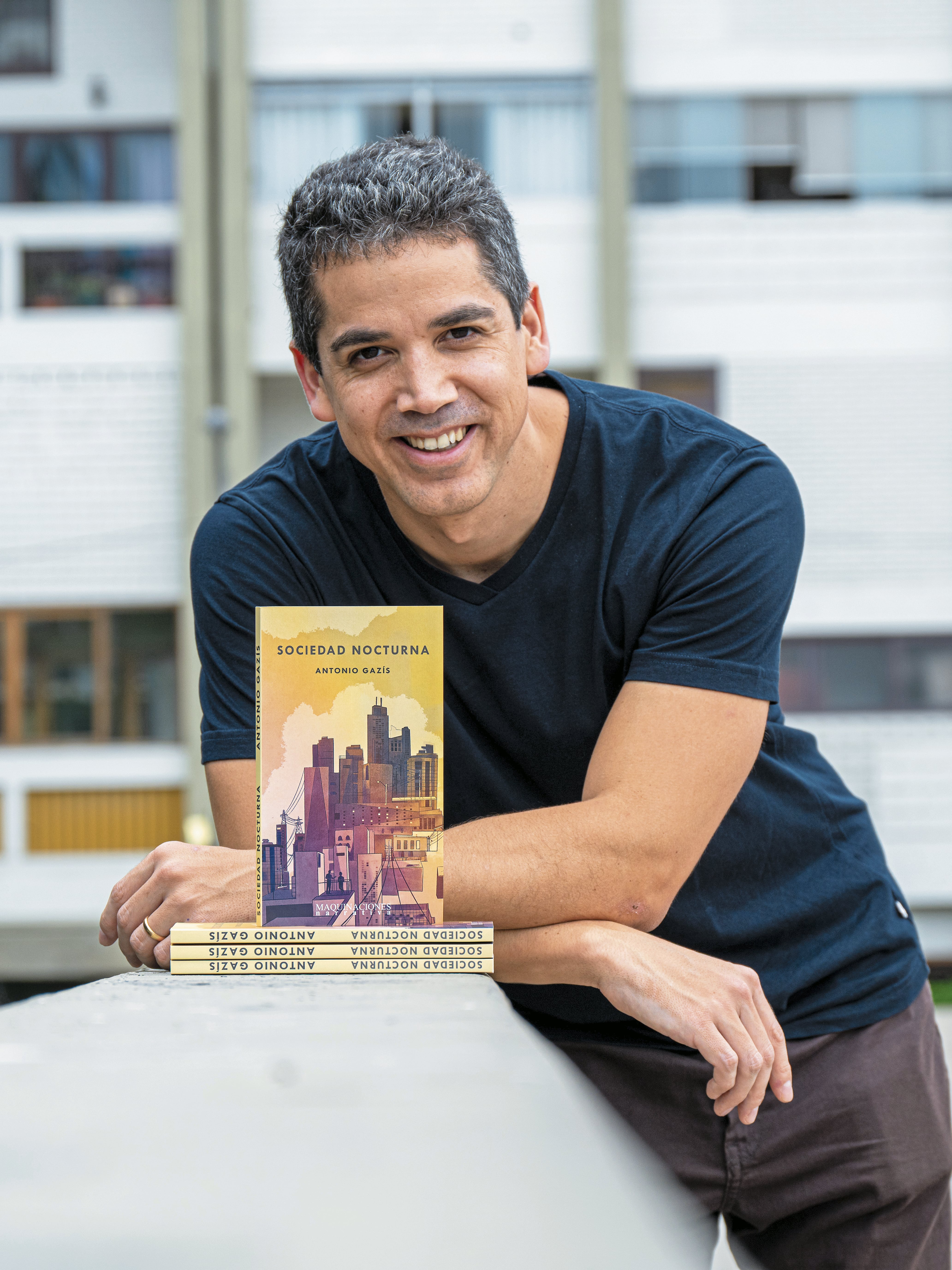 Fotos al escritor Antonio Gazís para la contraportada del Diario Correo.
FOTOS: PALOMA DEL SOLAR / @PHOTO.GEC