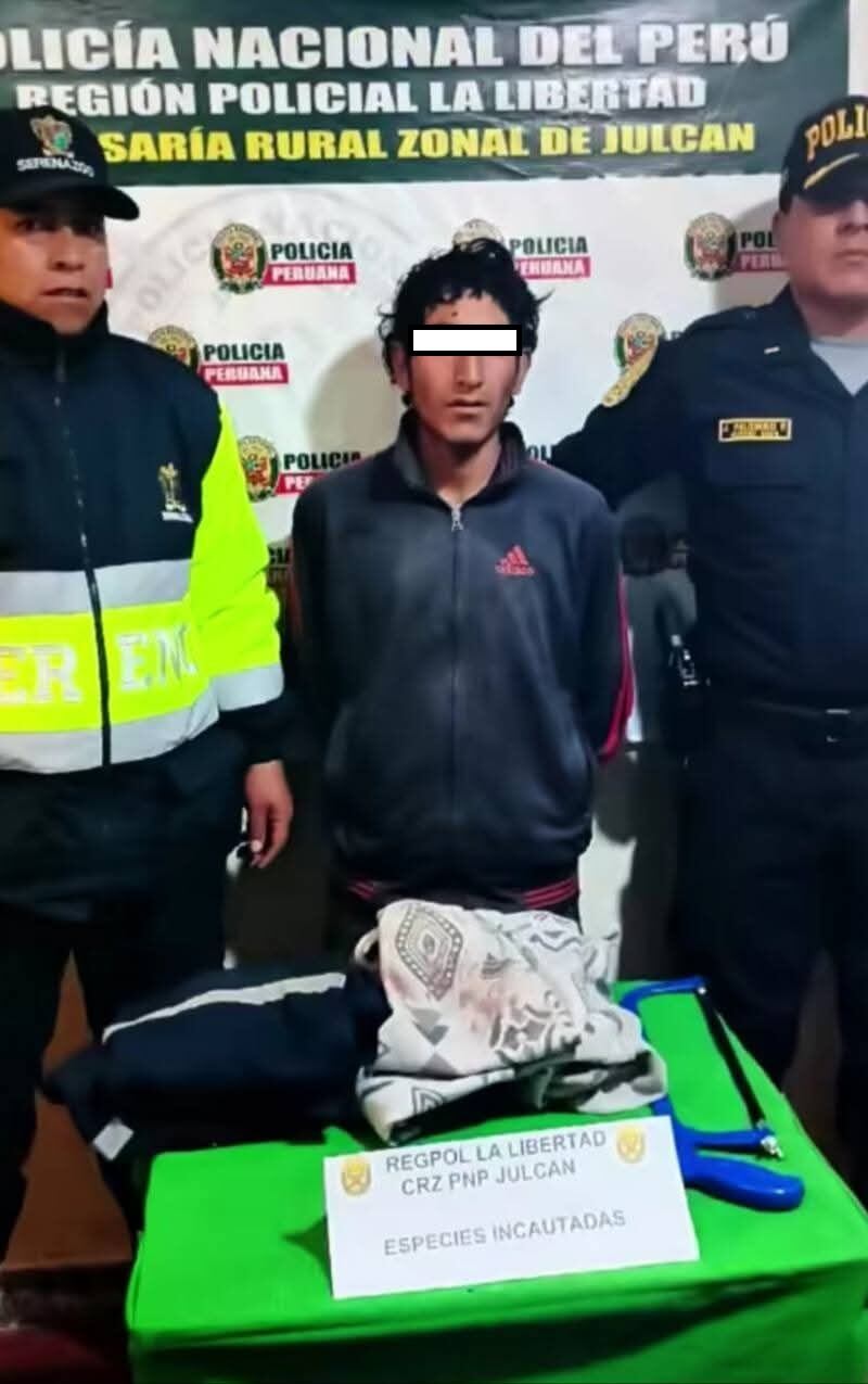 Según versión policial, se le encontró una sierra y un martillo, herramientas que, presuntamente, usó para intentar remover los barrotes que protegían las ventanas de la entidad bancaria.