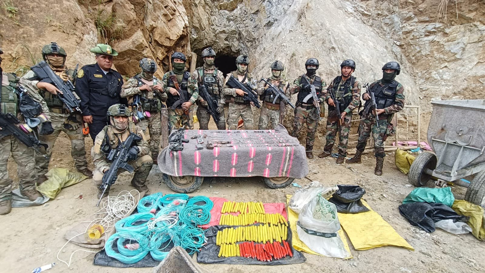 Fuerzas Armadas y la Policía intervino socavones ilegales en Zarumilla y Pueblo Nuevo, donde hallaron armas de guerra, dinamita y municiones, tras enfrentamiento con delincuentes.