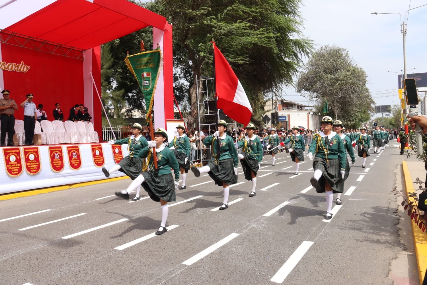 Colegio Elvira García destacó en desfile.