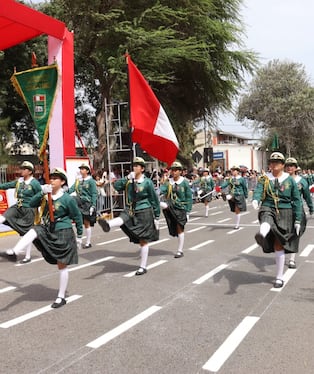 Colegio Elvira García destacó en desfile.