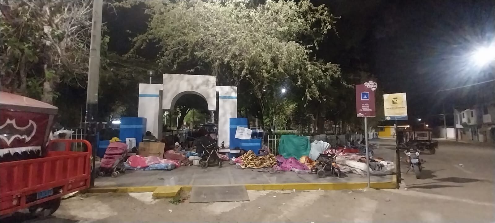 En la plaza principal del distrito de Caravelí pernoctan parte de las familias sin vivienda. (FOTO: DIFUSIÓN)