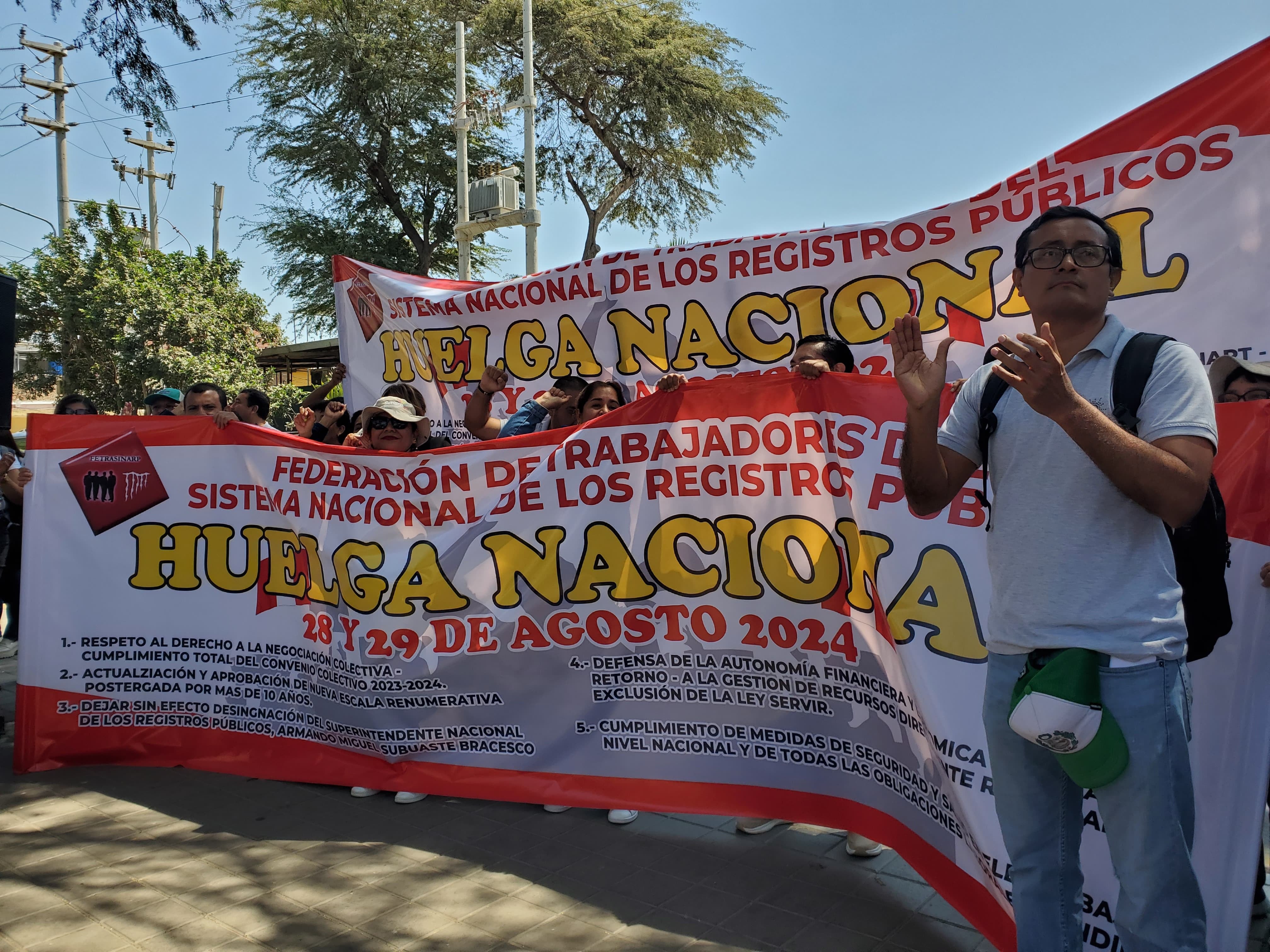 Protestan en el exterior del local de la Sunarp