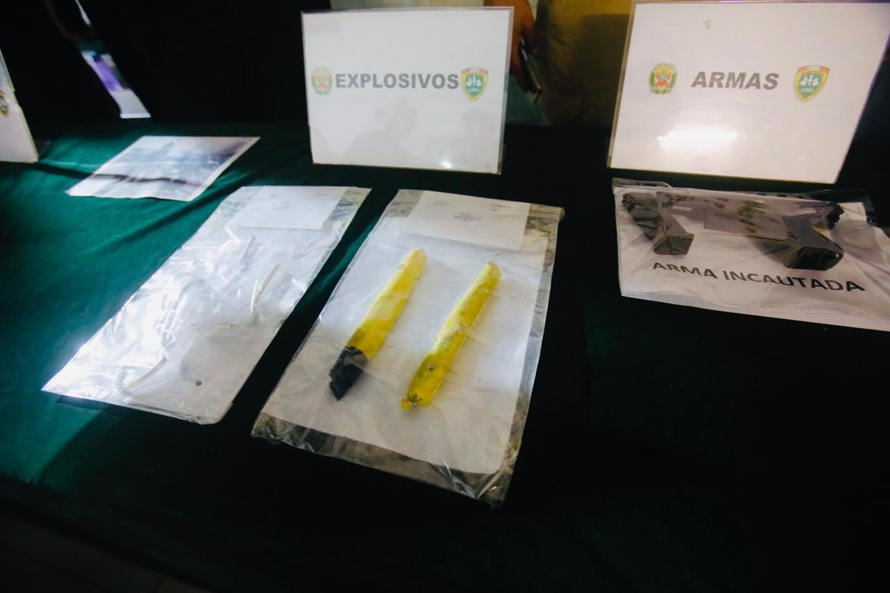 Explosivos incautados junto a un arma de fuego.