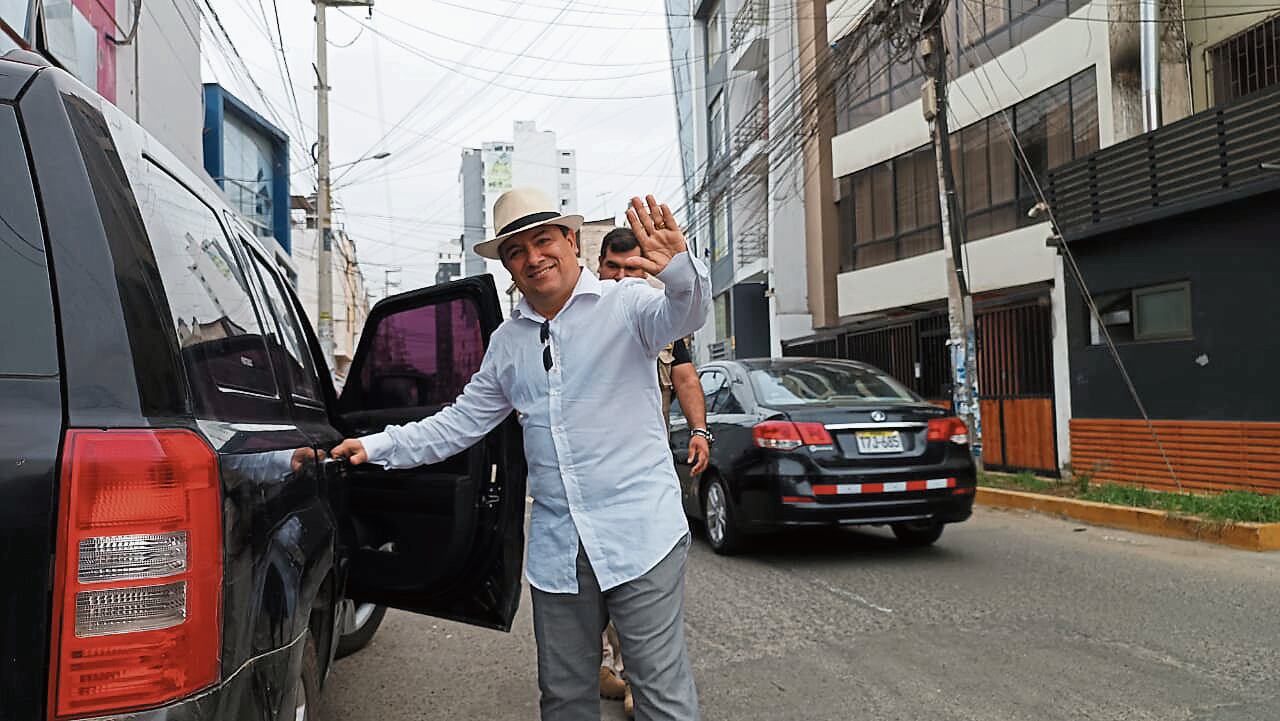 Ente electoral rechazó la apelación que presentó el sentenciado burgomaestre de Trujillo y anunció que en las próximas horas le entregará las credenciales a su reemplazo, el regidor Mario Reyna. En tanto, Contraloría intervino la comuna luego de que concejales denunciaran que trabajadores se llevaban documentación edil.