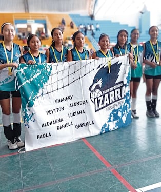 Deportistas del Club Izarra Sub-12, en José Luis Bustamante y Rivero.