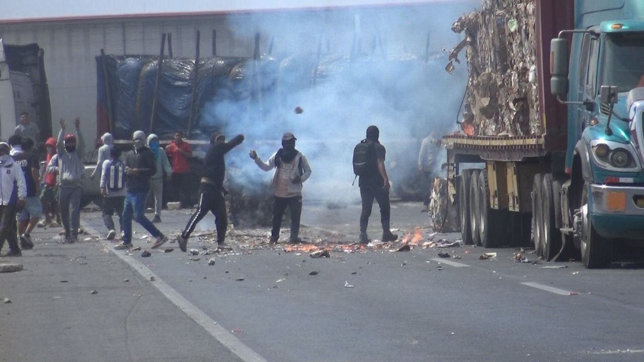 Un manifestante resulto herido por impacto de bala, mientras que dos policías sufrieron ataques de ciudadanos que se levantaron ante ola criminal que golpea a esta localidad. Al menos 30 trabajadores fueron afectados y se perdió medio millón de soles.