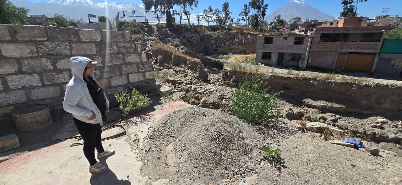 Viviendas al borde del abismo en Cayma y vecinos deben esperar hasta agosto para una respuesta (Foto: Omar Cruz)