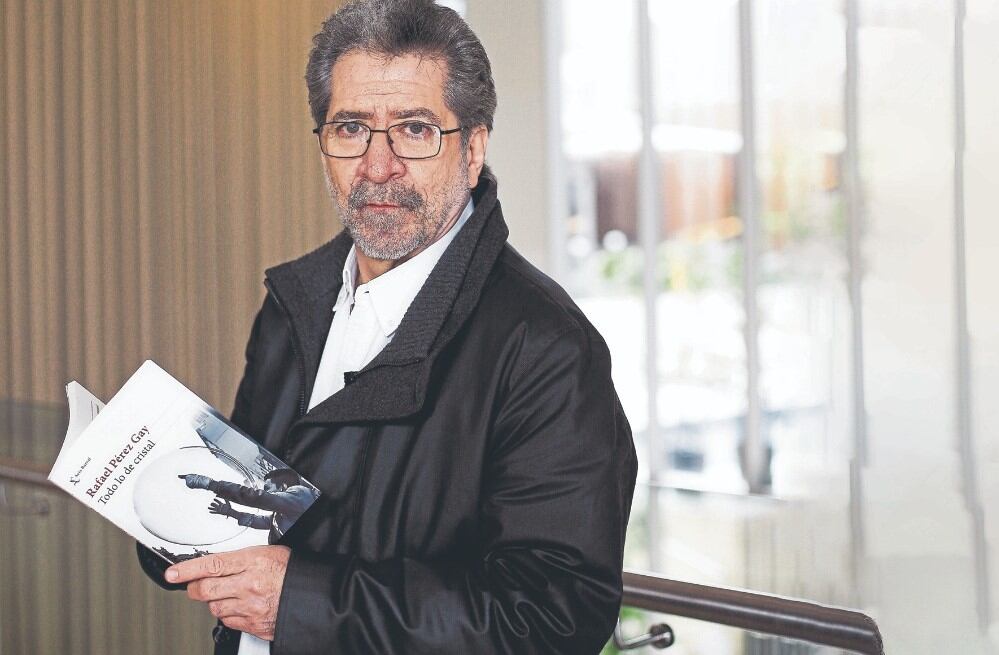Rafael Pérez Gay presenta su más reciente novela "Todo lo de cristal".