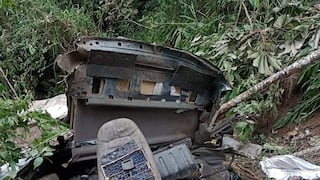 Camión cisterna cargado de brea líquida se despista y desbarranca en Huánuco