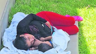 Madre y su bebé duermen a la intemperie en hospital