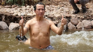 Alcalde de Cusco se baña en la cuenca del Huatanay para demostrar que está limpia (VIDEO)