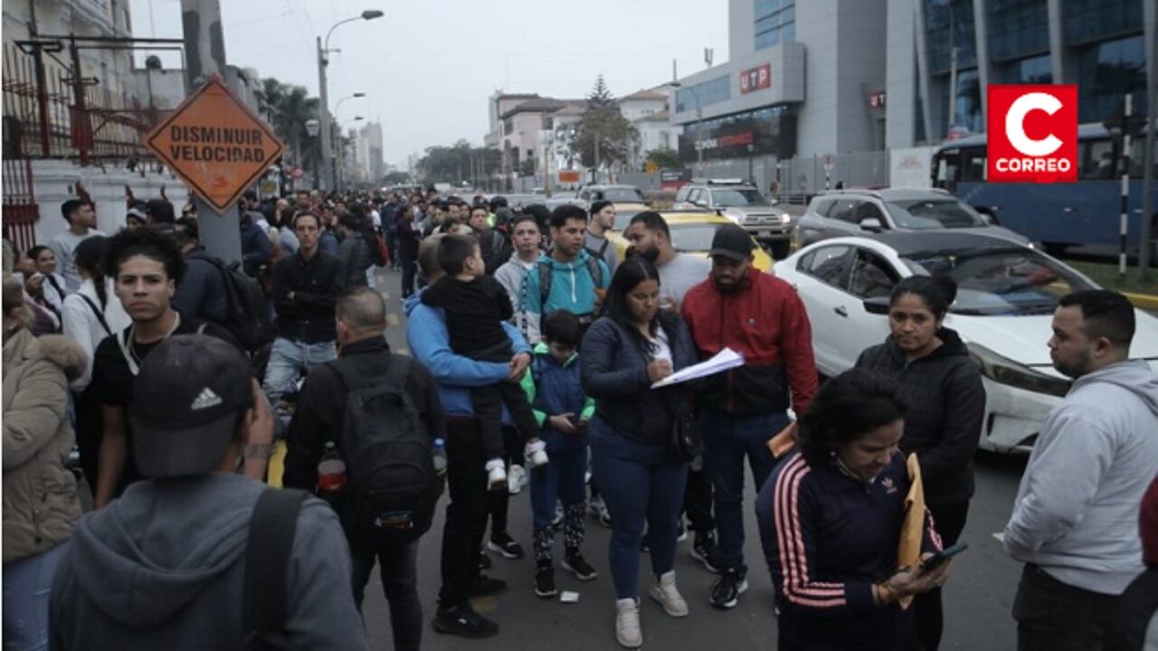 Venezolanos afuera de la embajada de Venezuela. (Foto: Anthony Niño de Guzmán / @photo.gec)