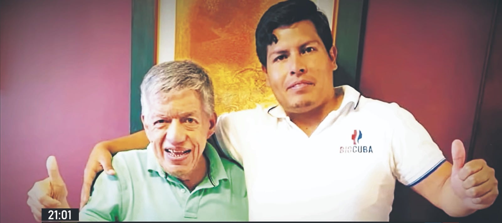 Óscar Acuña, hermano de César Acuña, junto a sujeto detenido por minería ilegal. Foto: Captura de pantalla - Beto a Saber