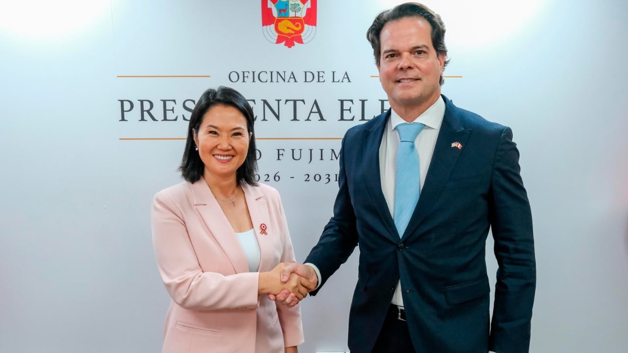 Keiko Fujimori recibe a embajador estadounidense Bernie Navarro a tres días de asumir la presidencia. Foto: Oficina de la Presidenta Electa.