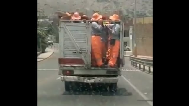 Trabajadoras de limpieza exponen sus vidas al ser trasladadas en un carro de carga (VIDEO)