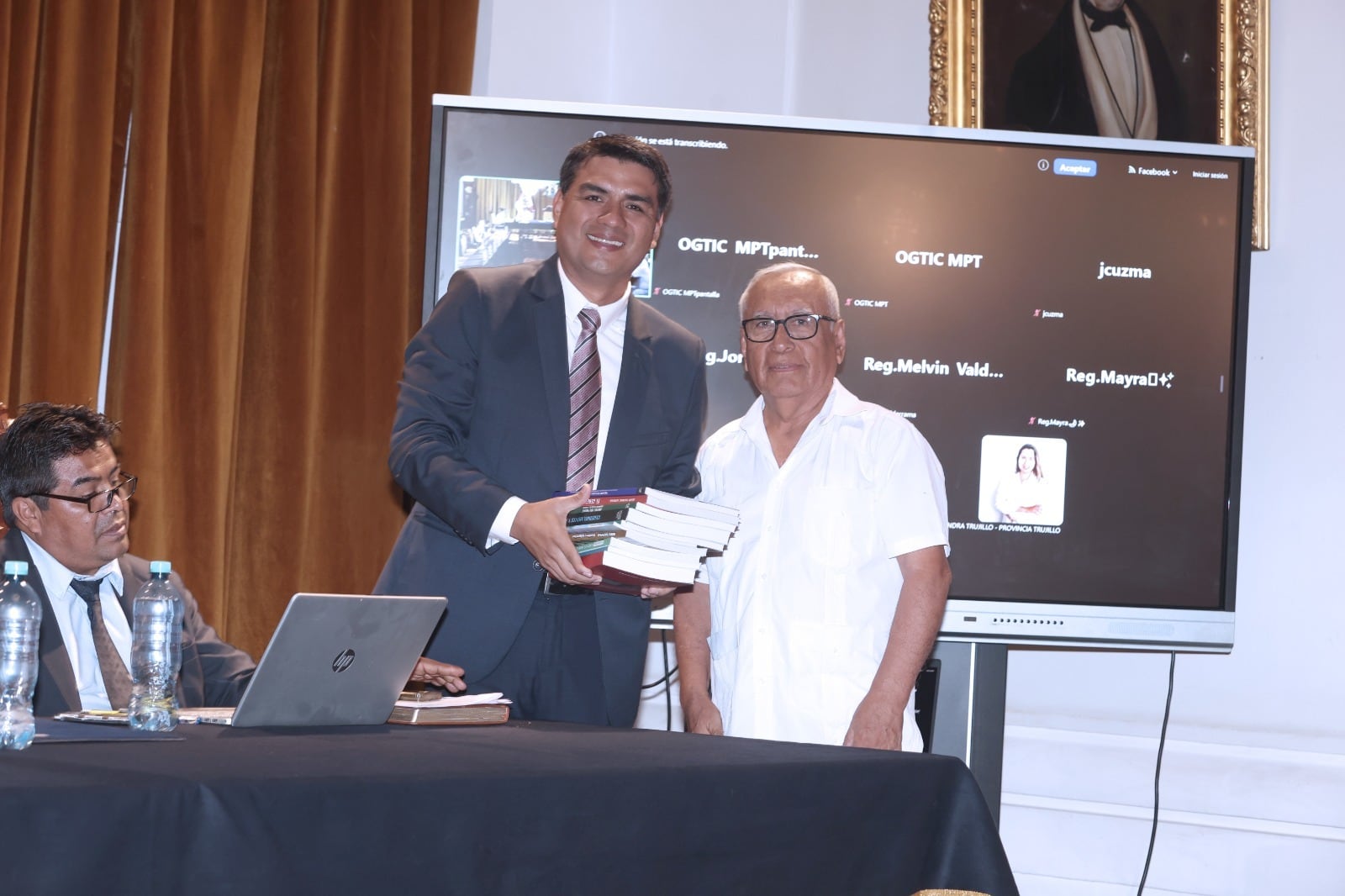 El regidor y médico Juan Namoc Medina entregó diez obras de su autoría sobre medicina, bioética y filosofía, las cuales pasarán a formar parte del patrimonio bibliográfico de la comuna.