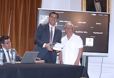 Trujillo: Regidor Juan Namoc dona colección de libros a la Biblioteca Municipal