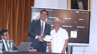 Trujillo: Regidor Juan Namoc dona colección de libros a la Biblioteca Municipal