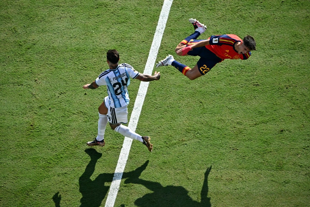 Falta sobre Pau Cubarsi. Enzo Fernández, de Argentina, es expulsado por tarjeta roja. Foto: Agencia AFP.