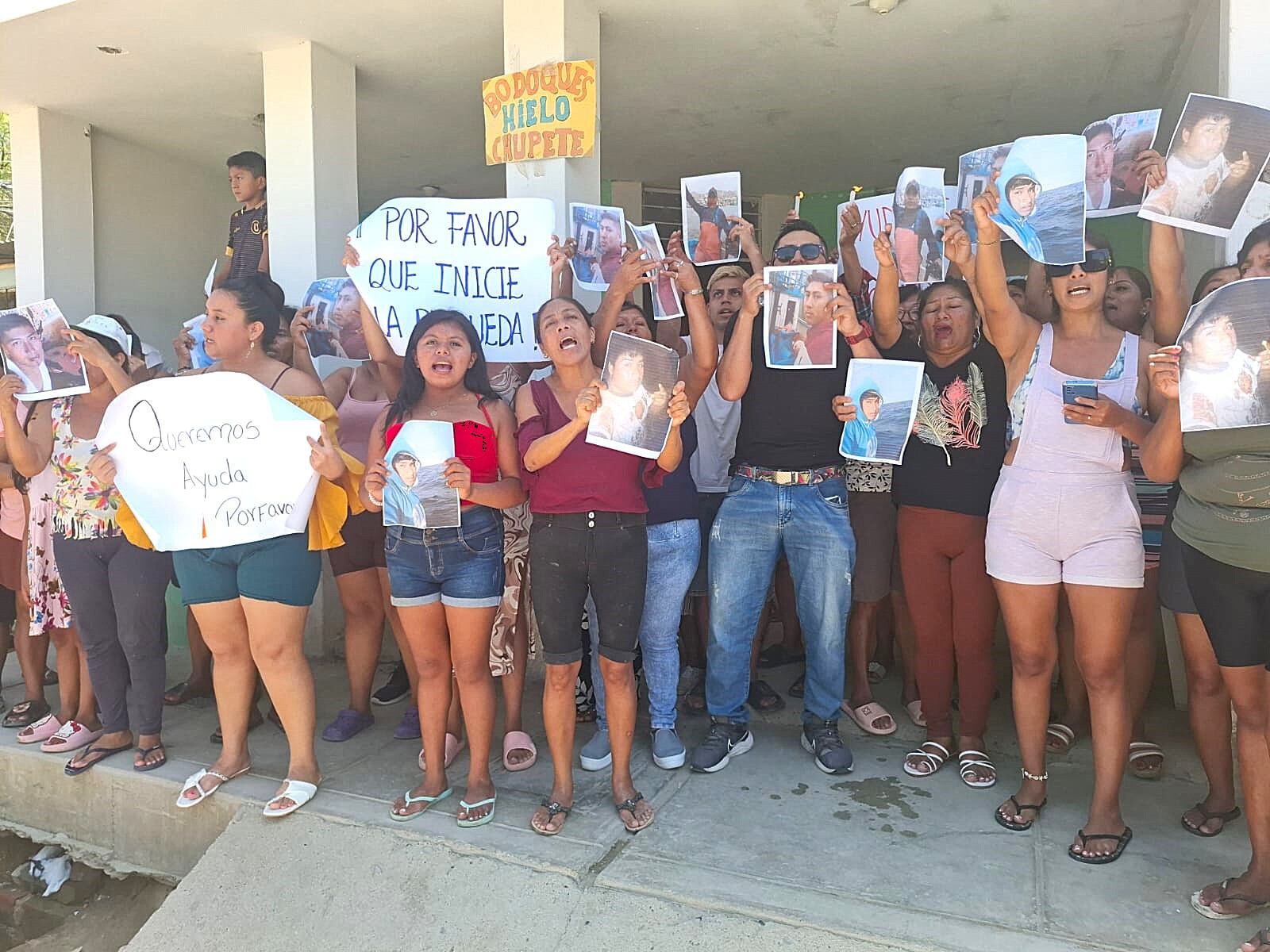 Los familiares de los hombres de mar solicitan a las autoridades que ayuden a buscarlos.