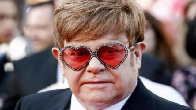 Elton John es diagnosticado con neumonía 