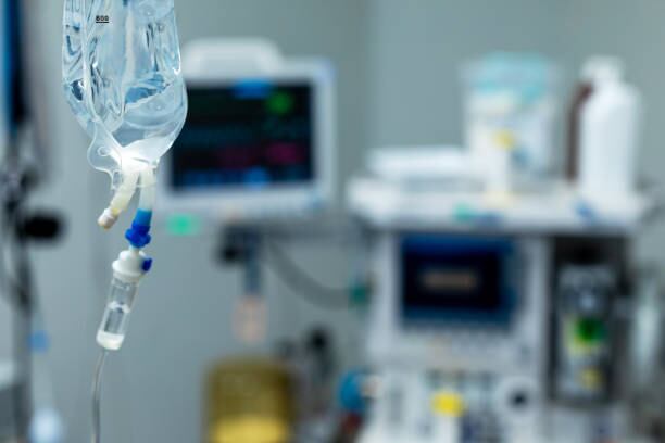 Suero fisiológico en mal estado de Medifarma ha causado la muerte de un puñado de peruanos y mantiene a otros en estado crítico. Foto: iStock