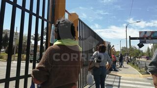 El drama de las madres de familia que aguardan noticias de sus hijos en hospital COVID de Arequipa