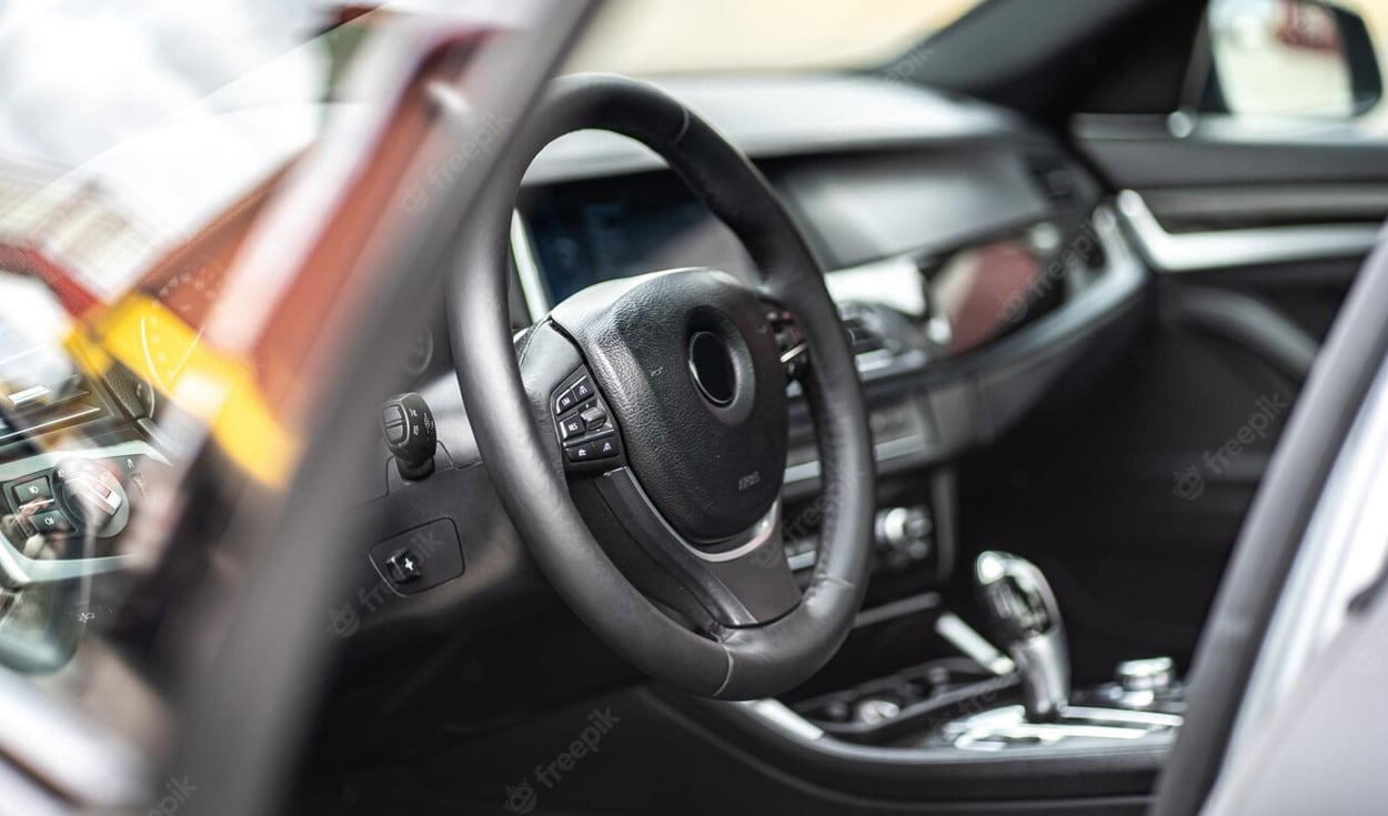 Al seleccionar un seguro vehicular, es crucial tener en cuenta aspectos como el tipo de cobertura, deducibles, descuentos y beneficios, así como la reputación de la aseguradora.