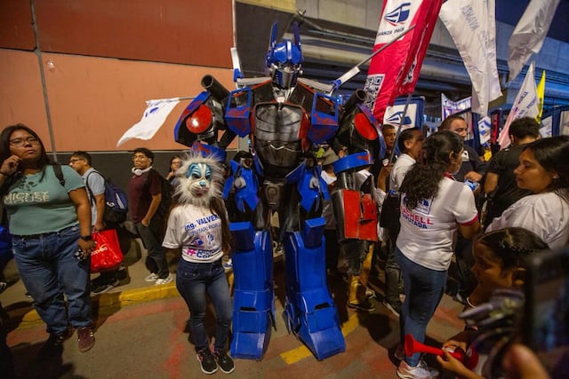 Debate electoral JNE: simpatizantes se concentran fuera del Centro de Convenciones en el último día