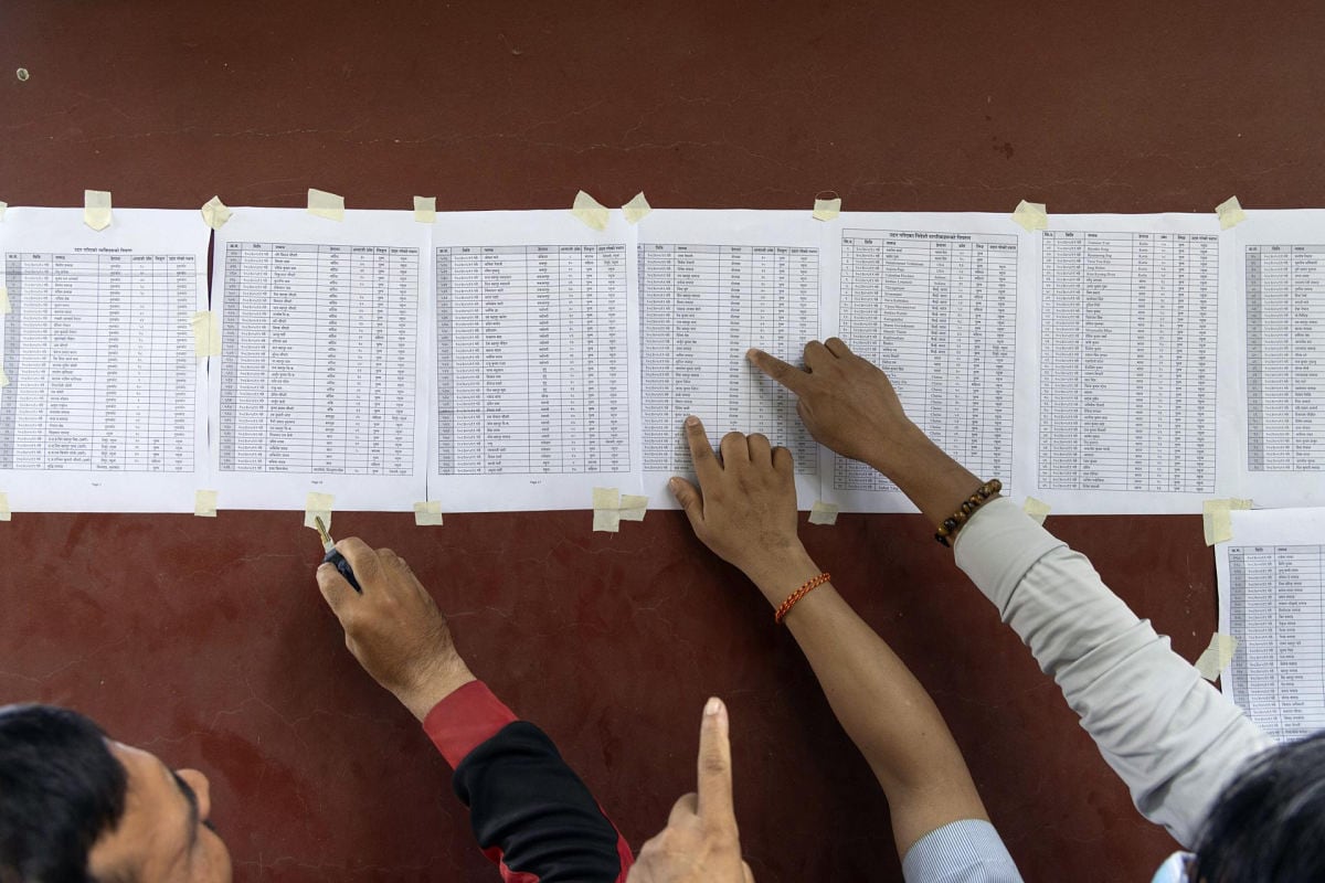 Personas buscan los nombres de sus familiares en listas de desaparecidos a las afueras del centro de operaciones del ejército tras las inundaciones repentinas, en el distrito de Nuwakot, Nepal, 28 de agosto de 2026. Foto: EFE/EPA/NARENDRA SHRESTHA
