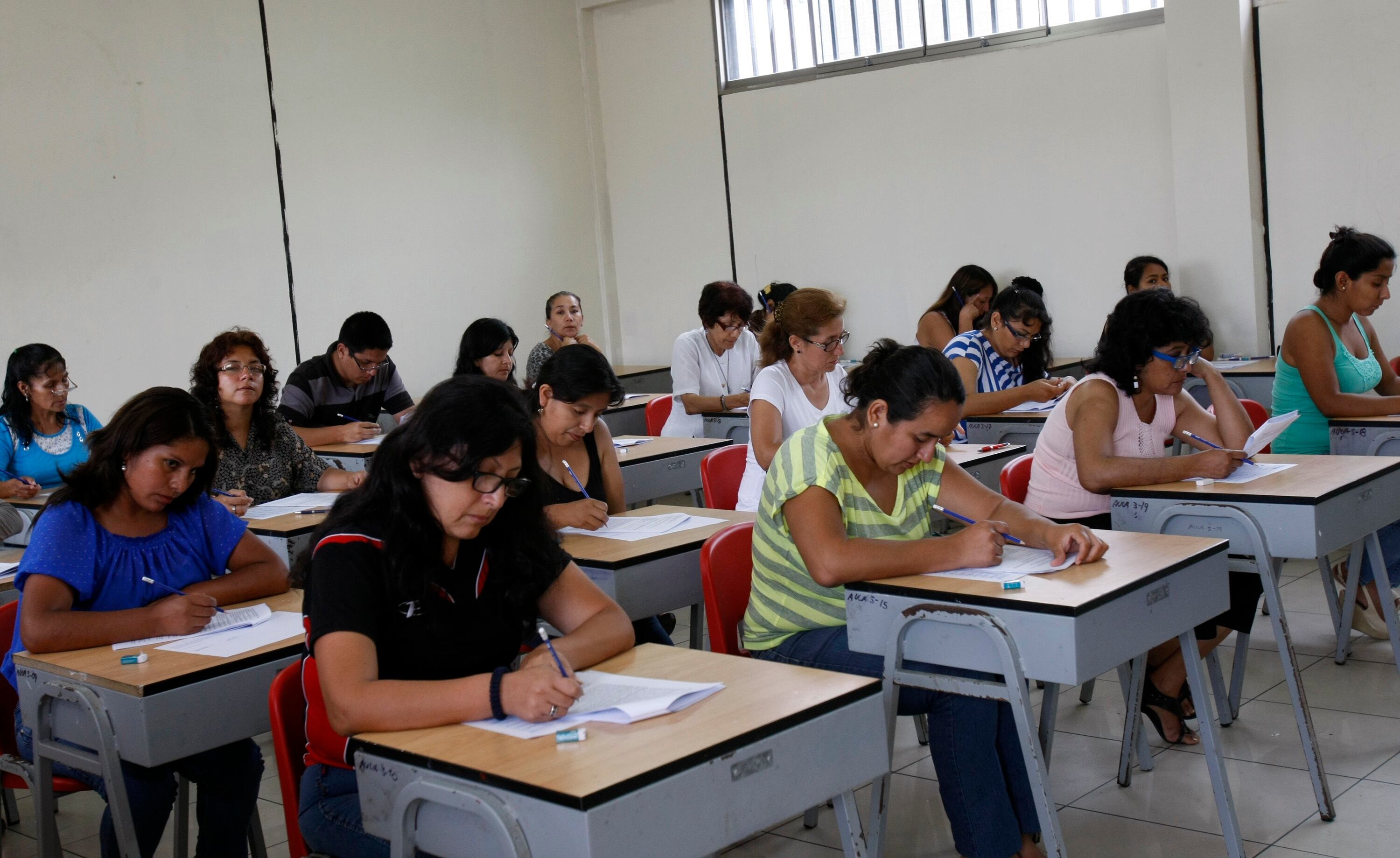 MINISTERIO DE EDUCACION REALIZA PRUEBA DEL CONCURSO DE CONTRATO PROFESORES 2014 EN EL COLEGIO MIGUEL GRAU DE MAGDALENA
