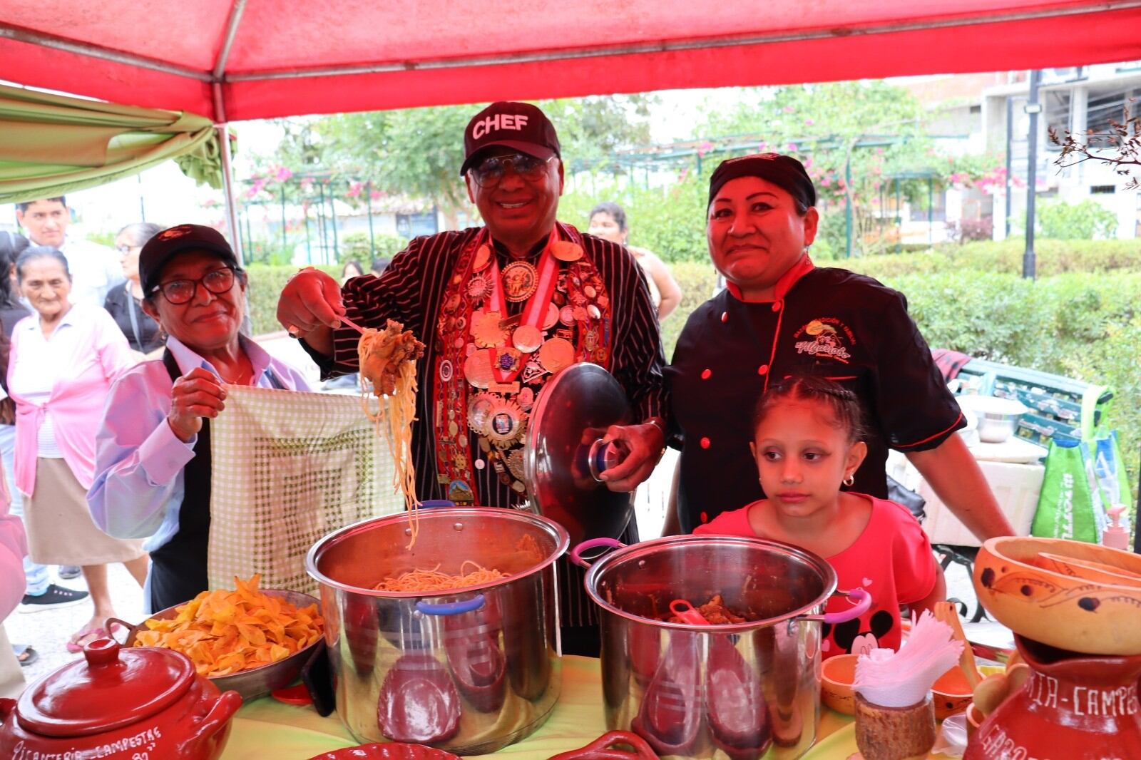 Don Pedrito en la celebración del aniverario y degustando de la feria gastronómica.
