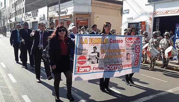 Extrabajadores en pleno desfile en el 60 aniversario del diario Correo. (Foto: Difusión)