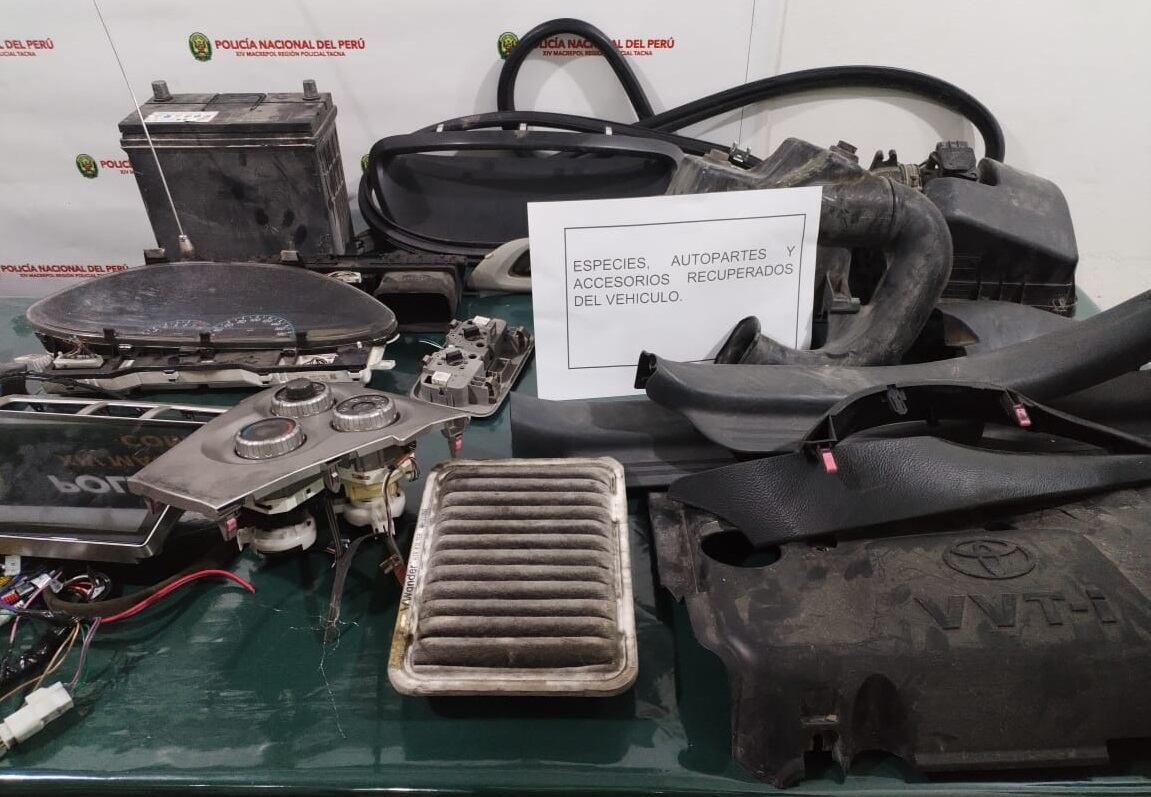 Los ladrones habían sacado del taxi varias piezas o autopartes