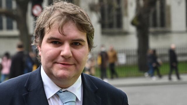 Un diputado conservador británico revela en Twitter que es trans